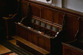 Sober interieur in de Doopsgezinde kerk